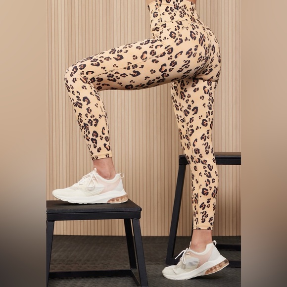 Fabletics printed activewear set. Size Medium. - Picture 4 of 8